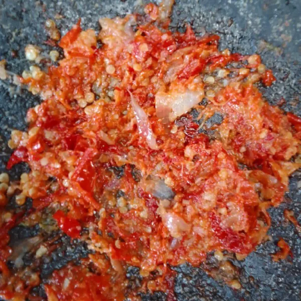 Haluskan bumbu.