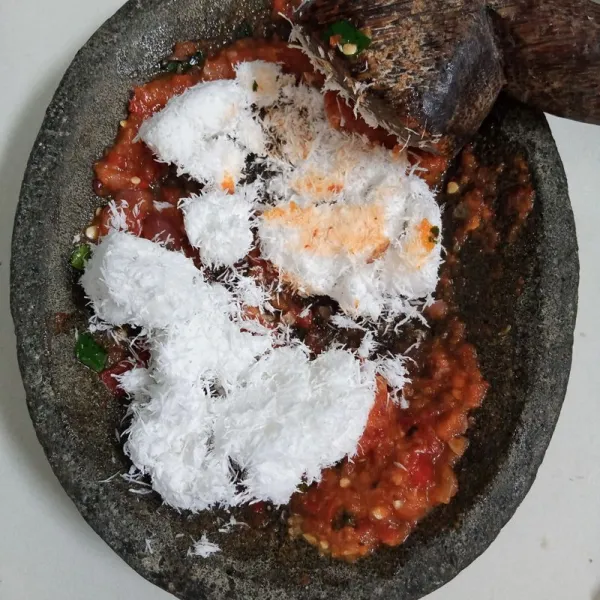 Masukkan kelapa parut. Aduk rata.