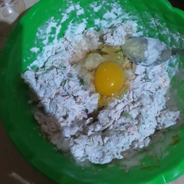 Masukkan tepung terigu, tepung tapioka, daun bawang, wortel dan telur, aduk rata.