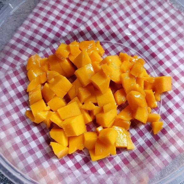 Kupas mangga dan potong-potong kecil.
