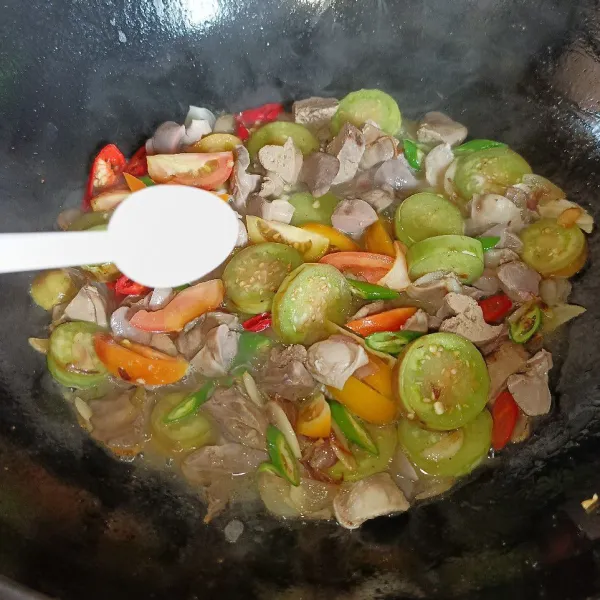 Bumbui dengan garam, lada bubuk, gula pasir dan kaldu jamur.