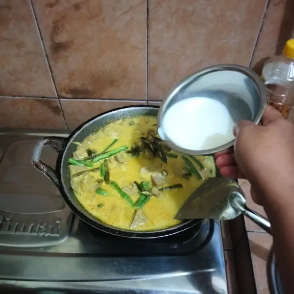 Masukkan santan kental aduk rata kembali.