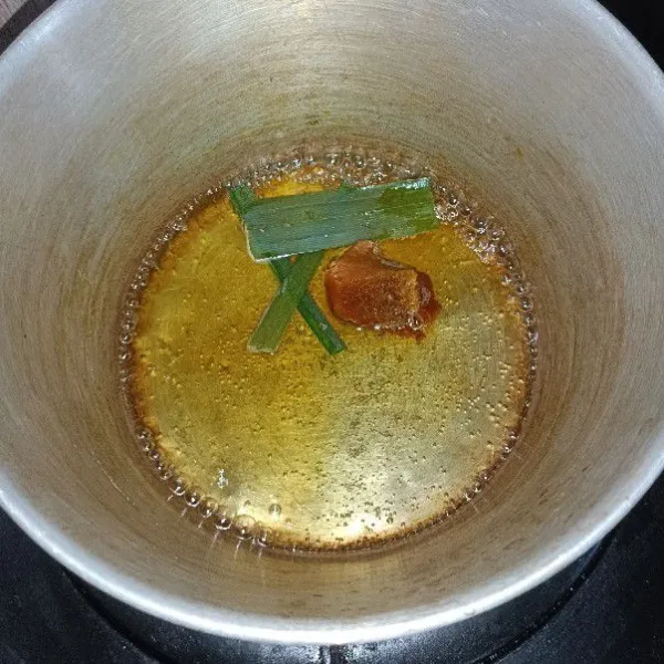 Rebus gula aren, daun pandan, dan air.