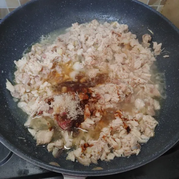 Masukkan daging ayam yang sudah dicincang halus, aduk rata. Tambahkan air secukupnya, beri bumbu saos tiram, garam, kaldu dan gula pasir, aduk rata.