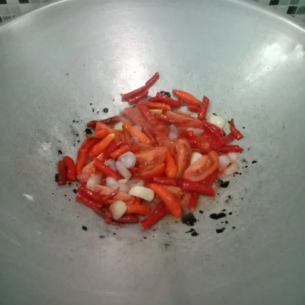 Panaskan minyak secukupnya lalu tumis bumbu hingga layu dan matang (kecuali tomat hijau).