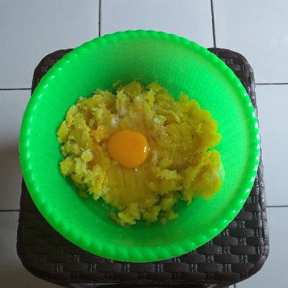Tambahkan telur dan tepung maizena lalu aduk merata.