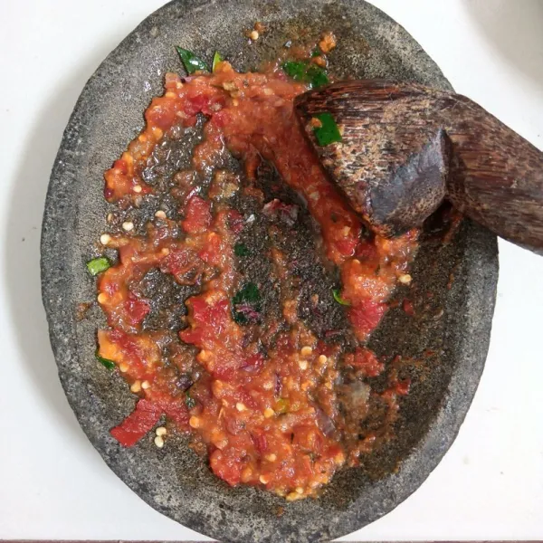 Ulek bumbu sampai halus.