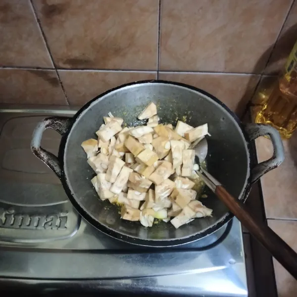 Kemudian masukkan nangka muda aduk rata.