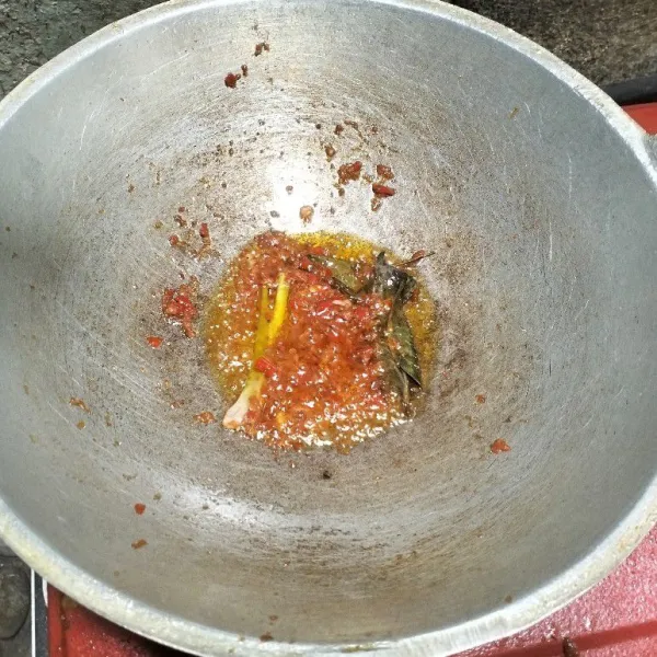 Panaskan minyak, tumis bumbu halus bersama daun salam, serai dan lengkuas yang sudah digeprek. Masak hingga keluar minyak.