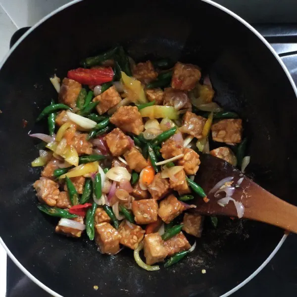 Aduk rata dan masak hingga bumbu meresap dan matang, kemudian matikan api.