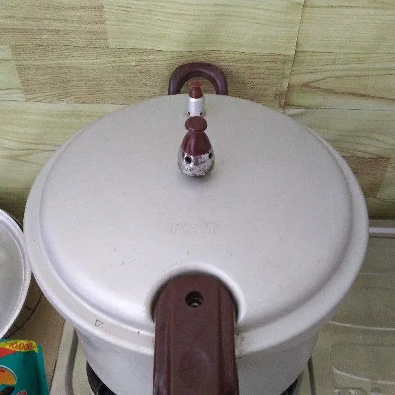 Presto daging ayam selama 30 menit lalu matikan api kompor dan tunggu hingga semua uap dipanci hilang. Buka tutup panci dan ambil daging ayam lalu tiriskan.