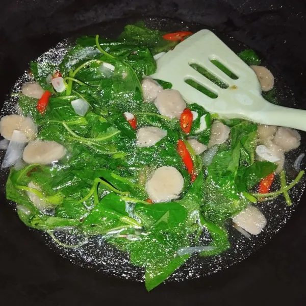 Masak hingga bayam layu.