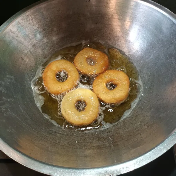 Panaskan minyak goreng dalam wajan. Goreng donat dengan api kecil hingga matang (cukup satu balikan untuk sisi satunya). Angkat dan tiriskan