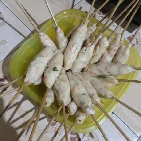 Olesi tangan dengan minyak, ambil adonan secukupnya, kepalkan lalu tusuk dengan tusuk sate dan lonjongkan seperti contoh pada gambar. Lakukan hingga adonan habis.