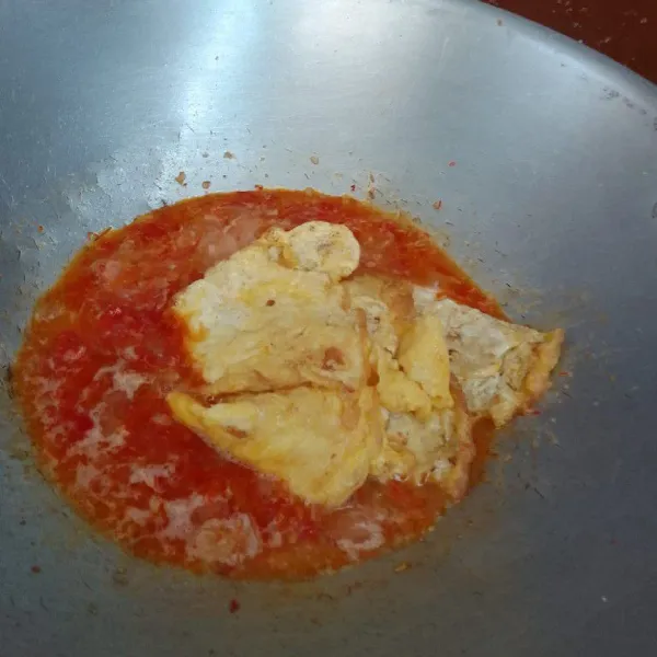 Masukkan telur. Koreksi rasa.