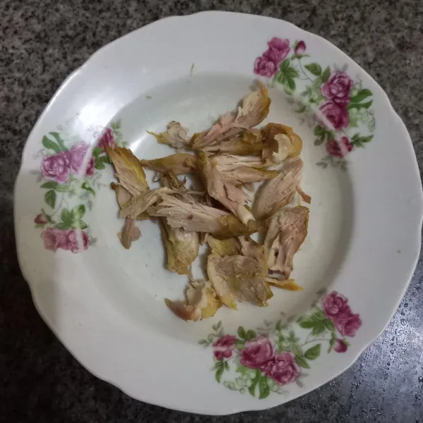 Suwir-suwir paha ayam goreng, buang tulangnya.