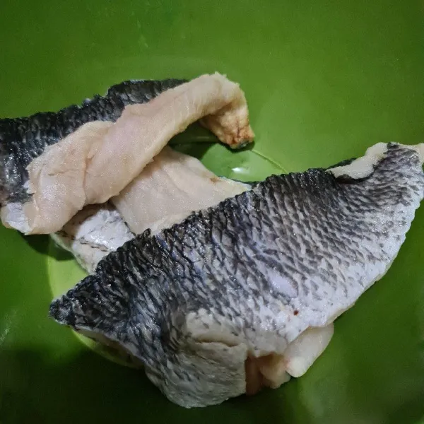 Cuci bersih fillet ikan gabus.