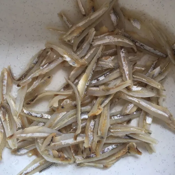 Belah ikan teri. Cuci bersih. Sisihkan.