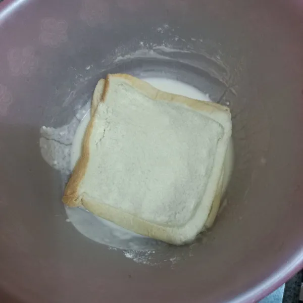 Celupkan roti ke dalam adonan tepung, ratakan.