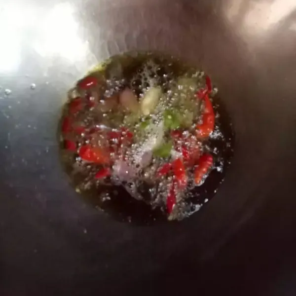 Potong-potong belimbing wuluh kemudian goreng cabe rawit, cabe merah keriting, bawang merah, bawang putih dan belimbing wuluh sampai layu.