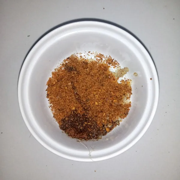 Tambahkan bubuk cabai dan kecap asin. Aduk rata.
