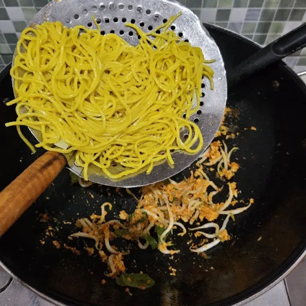 Kemudian masukkan mie kuning.