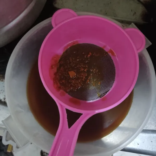 Saring dan bisa langsung disajikan hangat maupun nantinya dimasukkan ke botol-botol untuk disimpan di dalam kulkas.
