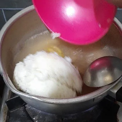 Kembali ke kuah ayam tadi, masukkan nasi masak hingga menjadi bubur. Jika dirasa kurang air boleh ditambahkan sedikit demi sedikit sampai kematangan yang diinginkan.