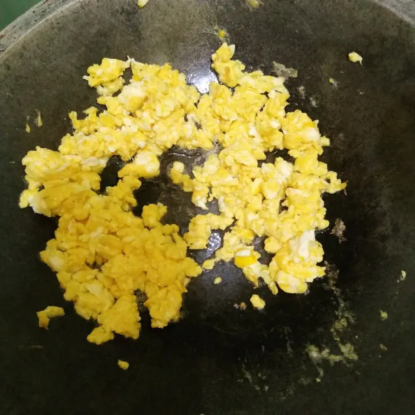 Buat telur orak-arik dengan sedikit minyak goreng lalu sisihkan.