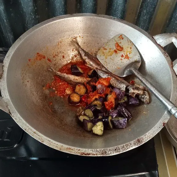 Lalu masukkan ikan dan terong, lalu sajikan di piring saji.