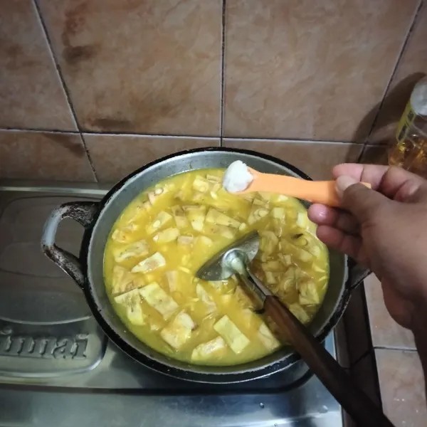 Beri garam, kaldu bubuk dan gula pasir,aduk rata dan masak hingga mendidih dan nangka empuk.