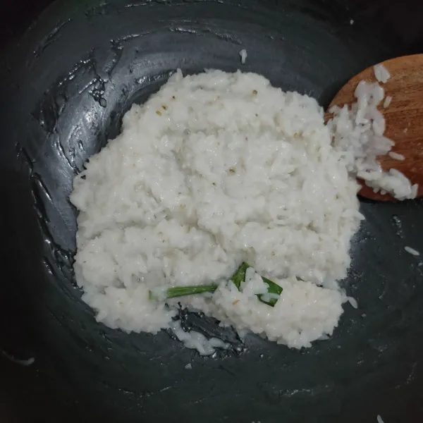 Masak menggunakan api sedang cenderung kecil hingga air menyusut.
