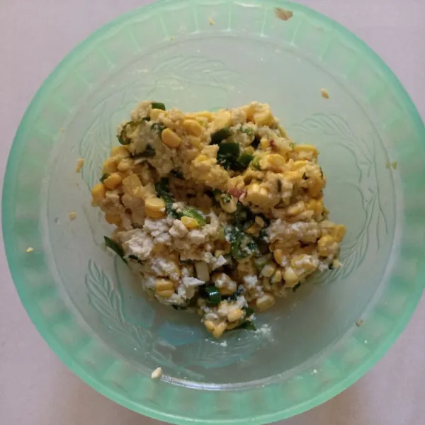 Tambahkan pula bumbu halusnya, aduk merata.
