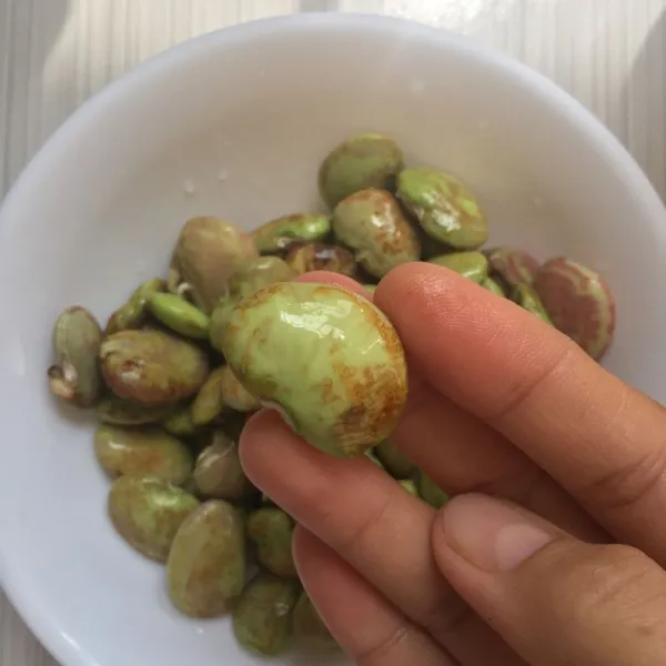Cuci bersih kacang fava. Sisihkan.