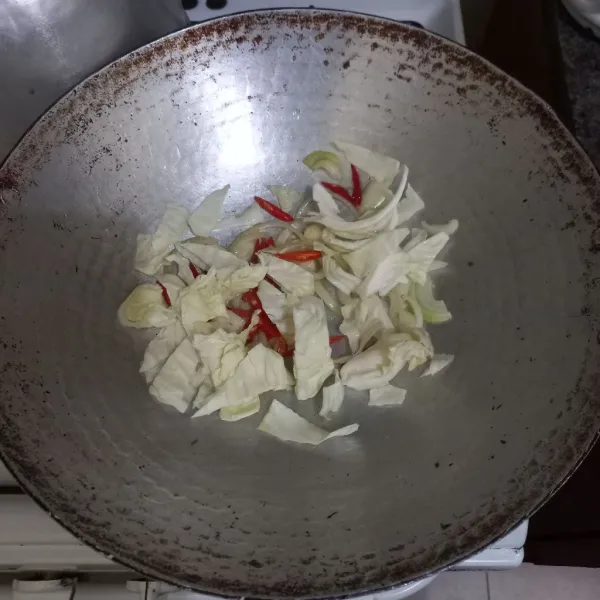 Tambahkan irisan kol, beri air, garam, kaldu jamur, merica bubuk dan gula pasir.