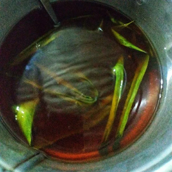 Rebus gula merah, gula pasir, garam, dan daun pandan hingga mendidih dan gula larut, biarkan hingga hangat.