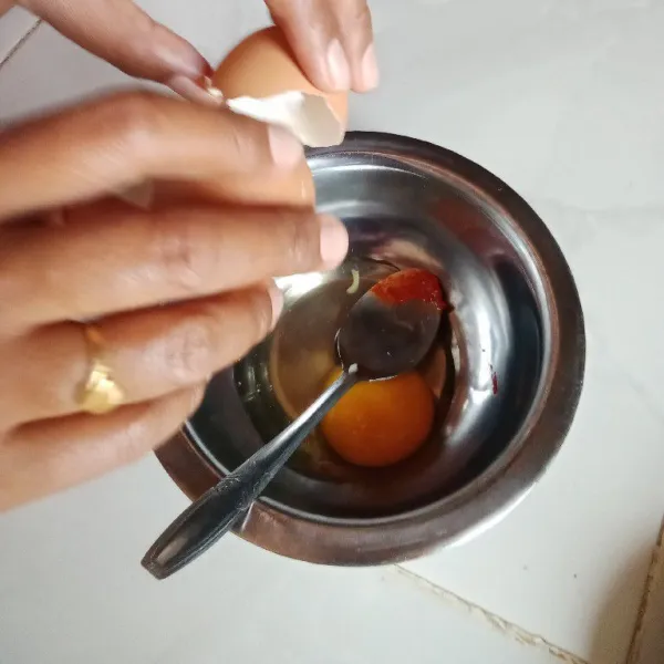 Pecahan telur kedalam mangkuk.