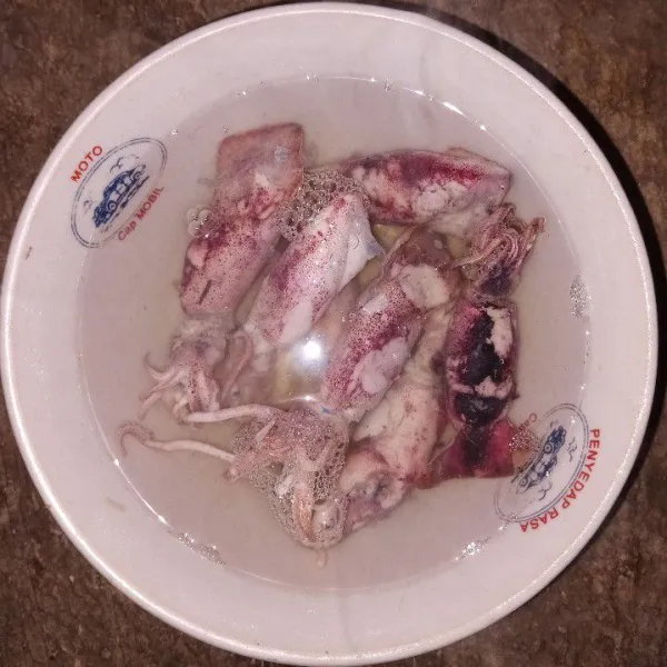 Pertama rendam cumi asin dengan air panas diamkan selama 10 menit kemudian cuci bersih.