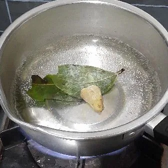 Siapkan air jahe, daun salam dan serai (ketinggalan masuk) masak hingga mendidih.