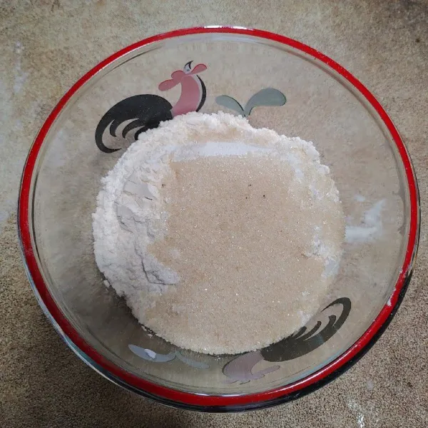 Campur jadi satu tepung terigu dan gula, aduk rata.