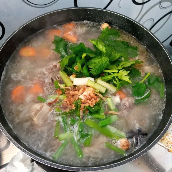 Tambahkan daun bawang dan seledri. Aduk rata. Masak sebentar. Icip rasa. Angkat dan sajikan.