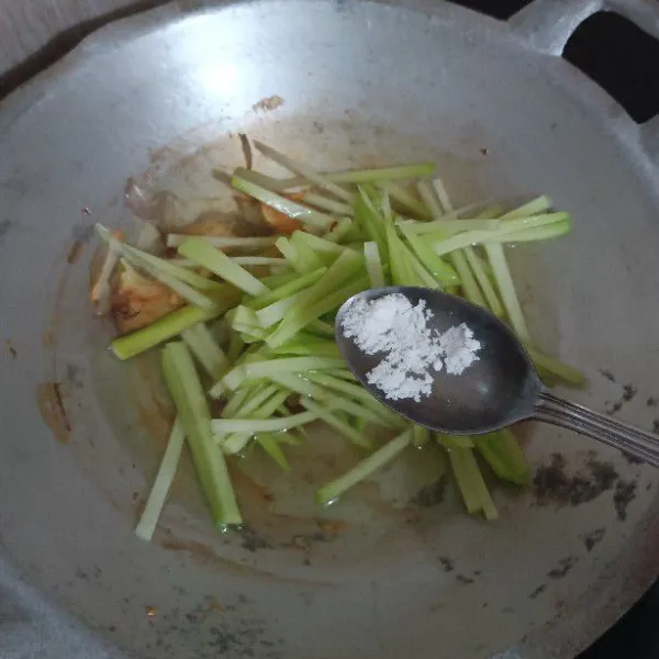 Masukkan garam dan lada.