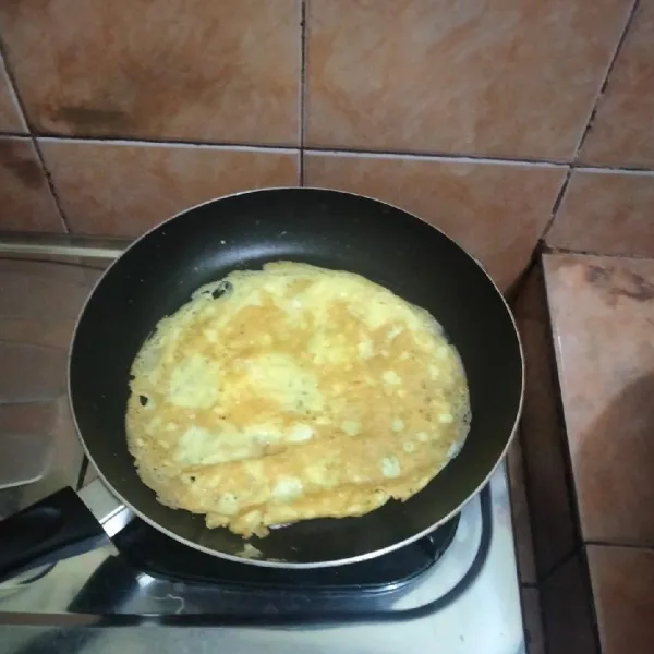 Masak hingga dadar telur matang,lalu angkat.