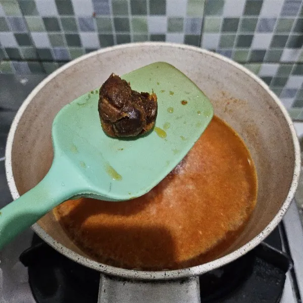 Tambahkan asam jawa. Masak hingga bau langu cabe hilang. Lalu matikan api, biarkan dingin.