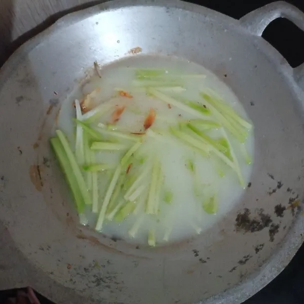 Terakhir beri santan instan. Cicipi rasanya.