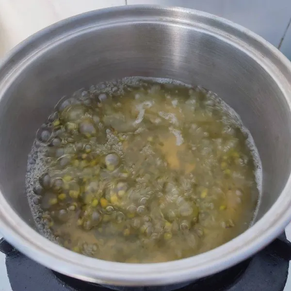 Rebus 500 ml air dan kacang hijau hingga empuk.