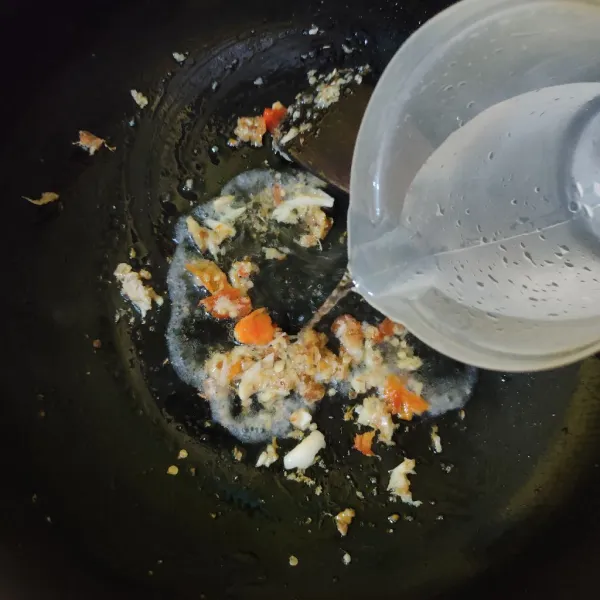 Masukkan air, kaldu bubuk, lada bubuk dan gula pasir. Masak hingga mendidih, tes rasa.