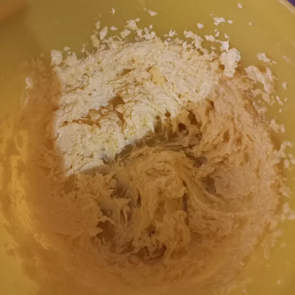 Kocok mentega dan gula pasir hingga rata
