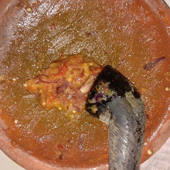 Ulek bawang putih, bawang merah dan cabe rawit merah sampai halus ataupun agak kasar.
