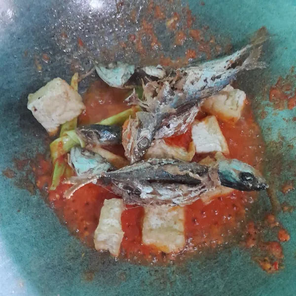 Tambahkan tahu dan ikan yang sudah digoreng.